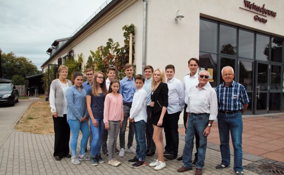 Unsere Schülerfirma ist die Gubener Apfelwein Schüler GmbH.